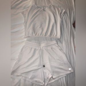 Alo Yoga Short & Shirt Set! Lightly worn - no stains! Very comfy!!
